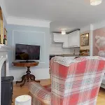 Pass The Keys Bright Town-centre Flat With Outdoor Area * Улверстон