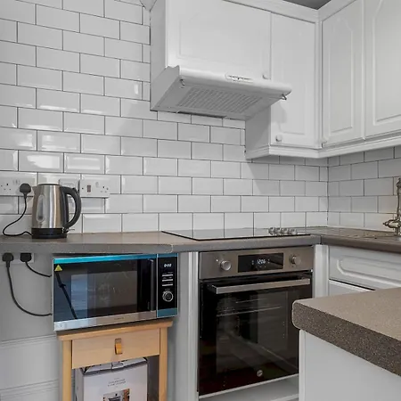 Pass The Keys Bright Town-centre Flat With Outdoor Area *