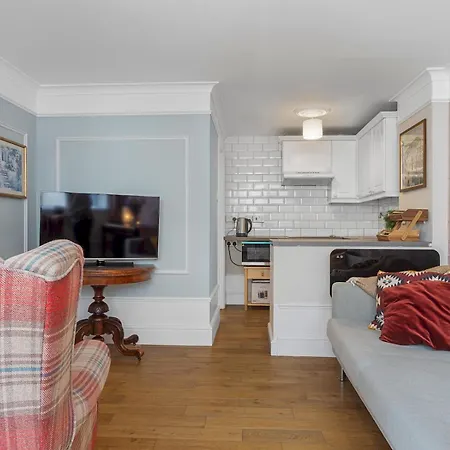 Apartment Pass The Keys Bright Town-centre Flat With Outdoor Area *