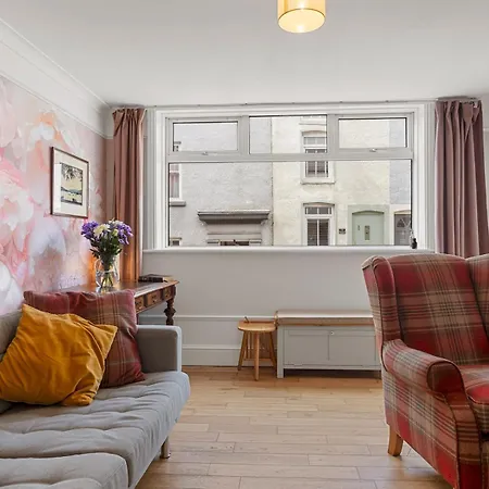 Pass The Keys Bright Town-centre Flat With Outdoor Area Apartman