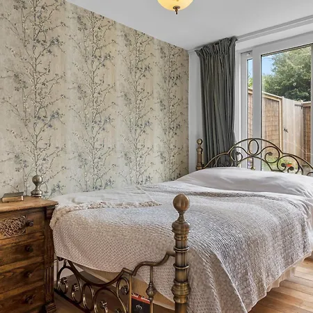 Apartment Pass The Keys Bright Town-centre Flat With Outdoor Area *