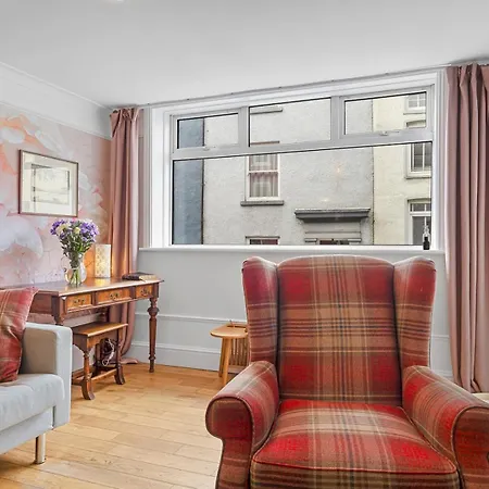 Pass The Keys Bright Town-centre Flat With Outdoor Area