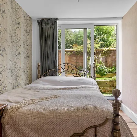 Apartment Pass The Keys Bright Town-centre Flat With Outdoor Area