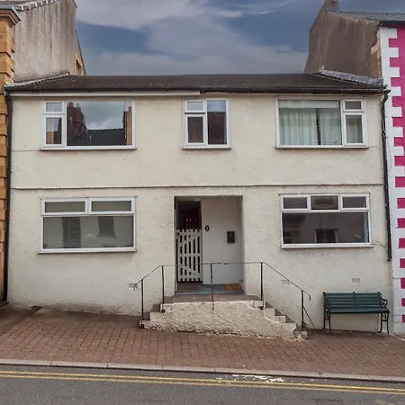 Apartment Pass The Keys Bright Town-centre Flat With Outdoor Area *