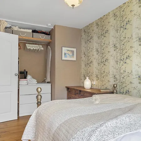 Pass The Keys Bright Town-centre Flat With Outdoor Area Apartment Ulverston