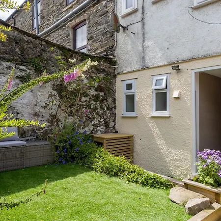 Pass The Keys Bright Town-centre Flat With Outdoor Area Apartment *