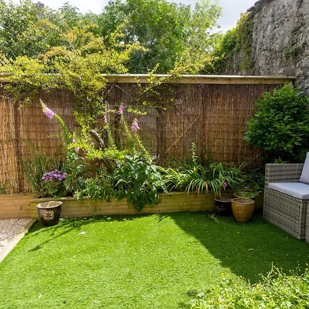 Apartment Pass The Keys Bright Town-centre Flat With Outdoor Area *