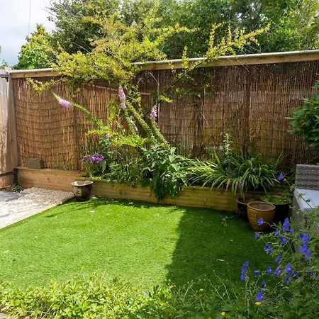 Pass The Keys Bright Town-centre Flat With Outdoor Area